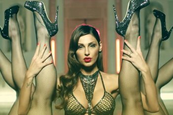 Anna Tatangelo nel video "Inafferrabile"