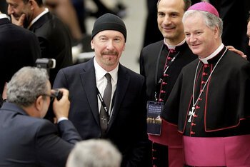 The Edge U2 Papa Cappella Sistina
