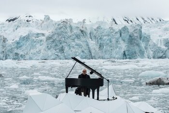 Ludovico Einaudi tra i ghiacci di Wahlenbergbreen