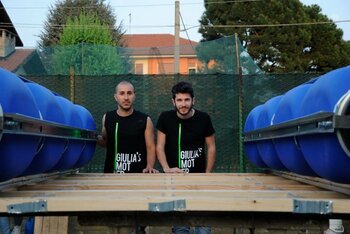 I Giulia's mother a lavoro sulla zattera