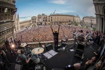 I Subsonica sul palco di TRL a Piazza Duomo, Milano