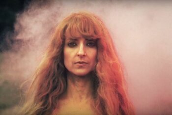 Un'immagine del video di "Mother"