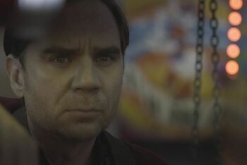 Un'immagine del video di "Offer You a Secret" di Marti