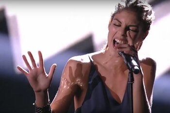 Rita Bellanza mentre interpreta il suo inedito
