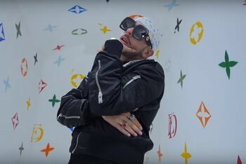 Un'immagine del video di "Singolo D'Oro" di Enzo Dong