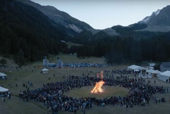 Un'immagine del video di "Tender" dei blur eseguita al Rockin'1000 Summer Camp
