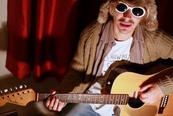Un'immagine del video di "Sono un campione a ballare da seduto" de Il Re Tarantola