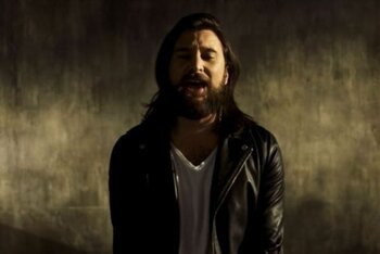 Un'immagine del video di "Hard Times" di Nic Cester