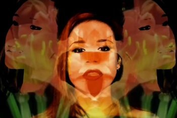 Un'immagine del video di "Evoluzione" di Mimosa