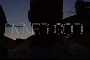 Un'immagine del video di "Inner God" di Yakamoto Kotzuga