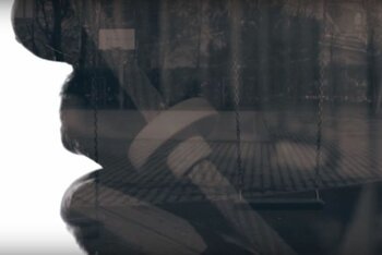 Un'immagine del video di "Acqua" di Kama