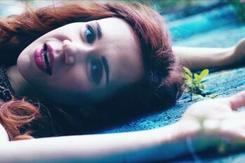 Un'immagine del video di "Attentato al cuore" di Mimosa