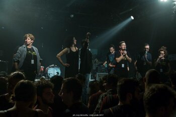 Lo staff di Indie Pride sul palco della passata edizione, foto di Rosy Dennetta
