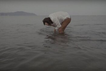 Un'immagine del video di "Come Up" di Hide Vincent