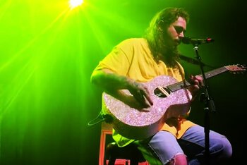 Post Malone mentre suona i Nirvana