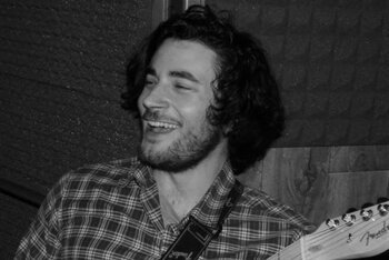 Francesco Tolomio armato di Fender