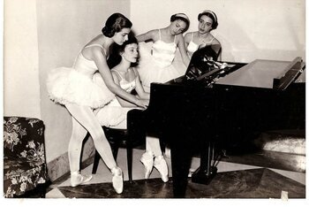 Tecla al piano con alcune colleghe