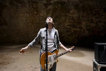Still dal video "Onda perfetta" dei The Sun