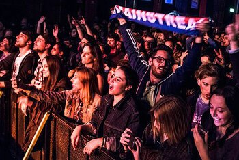 Il pubblico al concerto di Calcutta al The Cage, foto di Sebastiano Bongi Tomà