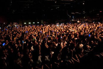 Il pubblico dell'Alcatraz di Milano, quando ancora ci si poteva ammassare sotto il palco - foto di Starfooker