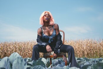 Una foto di Janine scattata durante le riprese del video di Petite