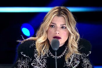 Emma durante un commento compassato