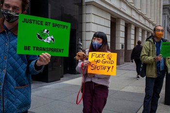 Alcuni dei manifestanti al Day of Action of Justice at Spotify - foto dal profilo Twitter di UMAW