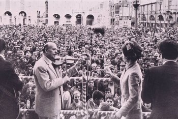 Secondo Casadei e la sua orchestra al concerto del 1 maggio nel 1968 a Forli in piazza Saffi - foto via Fb Edizioni Musicali Sonora Casadei