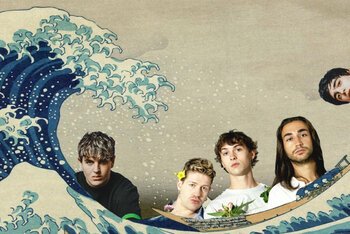 I Tauro Boys e gli Psicologi presi dalla Grande Onda di Hokusai, ma niente paura: è un fotomontaggio