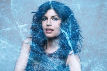 Fotomontaggio audace di Giusy Ferreri durante l'inverno