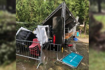 Il palco distrutto dall'albero caduto al Ginzburg Park Festival di Torino
