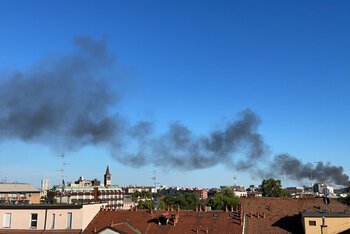 La colonna di fumo visibile a km di distanza, foto dell'autore