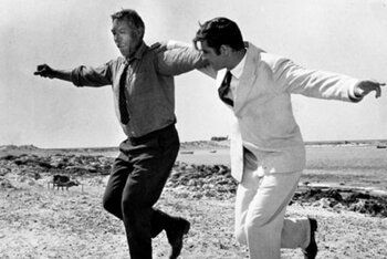 Anthony Quinn, a sinistra, in una scena di "Zorba" assieme a Basil aka Alan Bates
