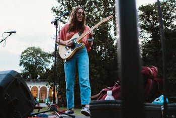 Acqua Distillata sul palco con la sua chitarra - foto di Marco Fadelli