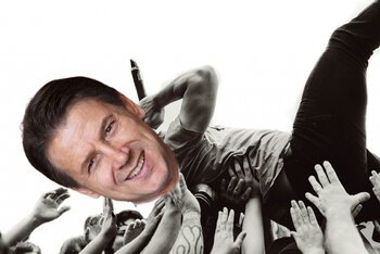Giuseppe Conte osannato dai suoi fans