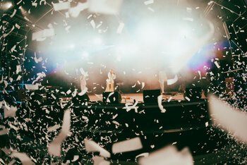 Pioggia di coriandoli alla fine del live di Gaia - foto di Starfooker