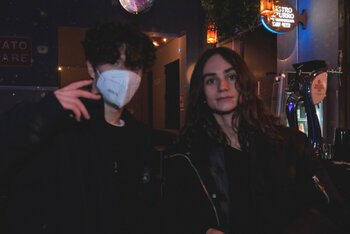 tommi & moth dopo il concerto Primə Danzə, lo showcase hyperpop del 7 dicembre 2021 a Largo Venue, Roma. Foto di @clippato