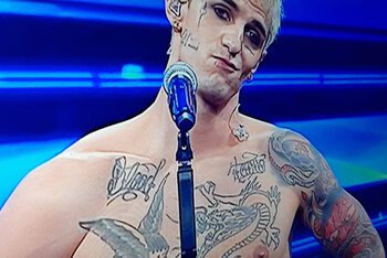 Achille Lauro che coverizza se stesso
