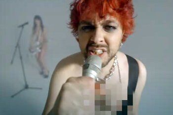 Uno still dal video "L'italiano" dei Gazosa