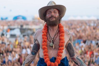 Jovanotti e il pubblico del  Jova Beach Party prima edizione
