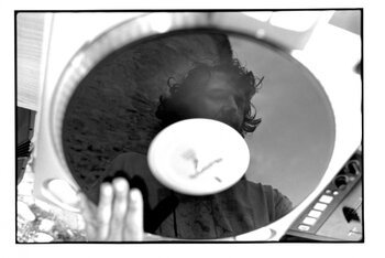 Dj Gruff riflesso in uno dei suoi vinili