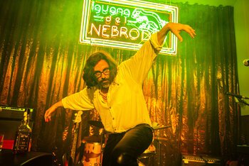 Brunori nei panni di un sosia di Jim Morrison nel film