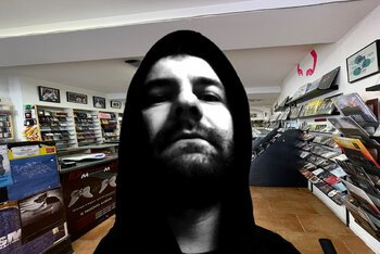 Daniele Carretti in arte Felpa fotomonato nel suo negozio, Tosi Dischi