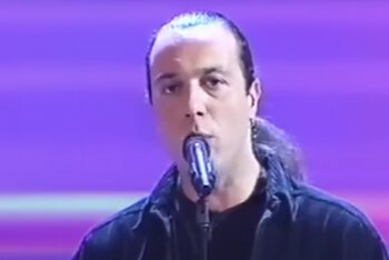Un frame dalla sua esibizione a Sanremo