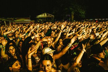 Su le mani per i Coma Cose - foto di Kimberley Ross