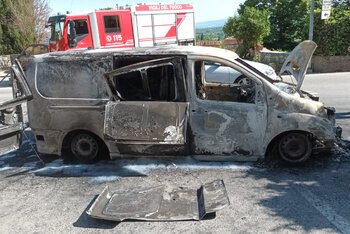 Il furgone della Black Marmalade Records dopo l'incendio