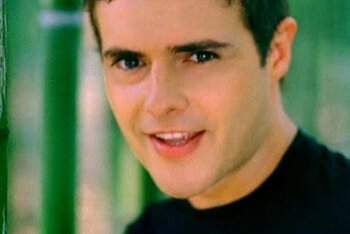 Paolo Meneguzzi in un suo famoso video degli anni 2000