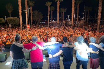 I Modena City Ramblers durante una data gratis al Sud, foto via BPM Concerti