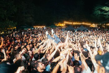 Stage diving degli Shame a Poplar - foto di Edoardo Meneghini