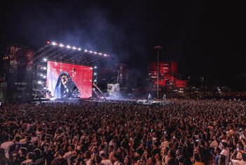 Geolier live e le Vele sullo sfondo, foto Red Bull Content Pool